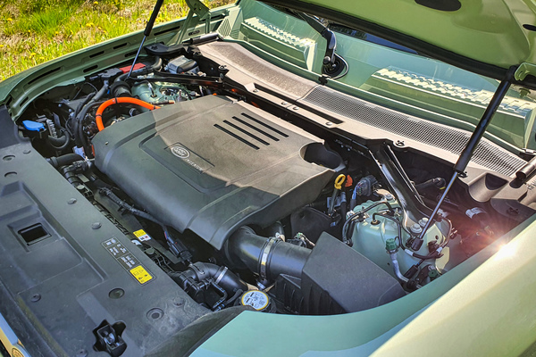 Land Rover Defender 75th - Juhlamallin kuninkaallinen kyyti