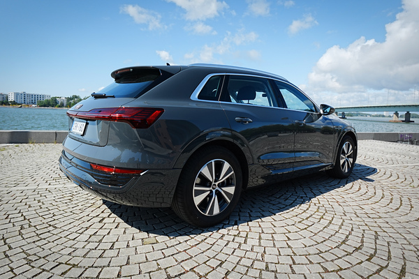 Audi Q8 e-tron Progress - Iso sähköauto kohtuullisella panoksella