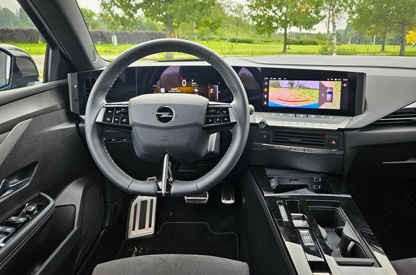 Opel Astra Electric - muotoilu ja saksalaisuus edellä