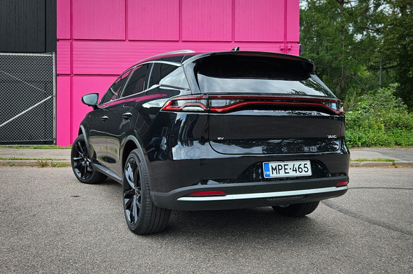 BYD Tang - Nelivetoinen kiinalainen katumaasturi