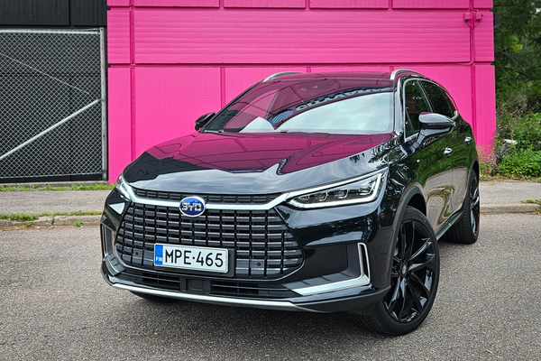 BYD Tang - Nelivetoinen kiinalainen katumaasturi