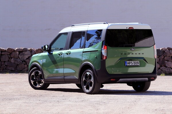 Fordin pieni tila-auto on hyväntuulinen laatikkoleikki