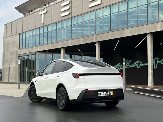 Koeajo: Uusi halvempi Tesla Model Y Standard – Mitä saa 40 tonnilla?