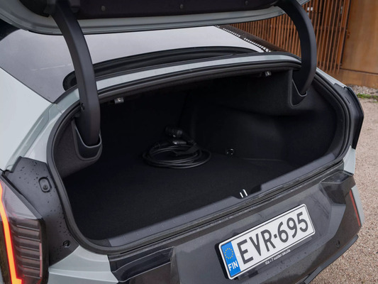 Koeajo: Kia EV4 Fastbackin muotokieli saa kilpailijat näyttämään eiliseltä