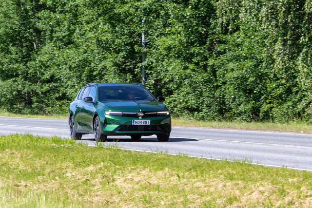 Koeajo: Opel Astra hybridi on yllättävän taloudellinen perheauto