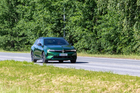 Koeajo: Opel Astra hybridi on yllättävän taloudellinen perheauto