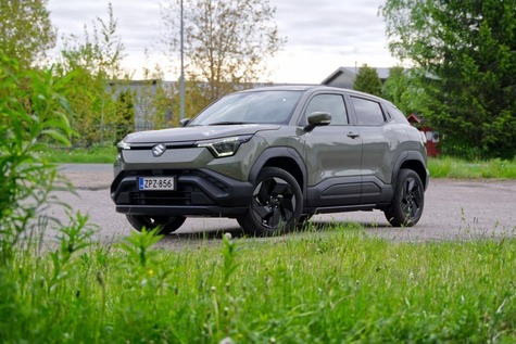 Koeajo: Suzuki eVitara on edullinen neliveto, jonka latauksessa riittää parannettavaa