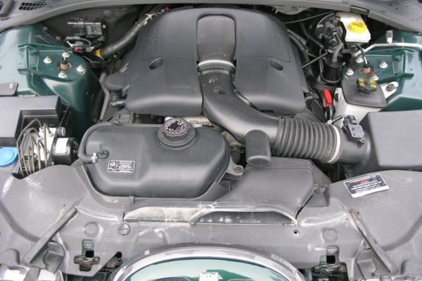 Tyypit: Jaguar S-type R