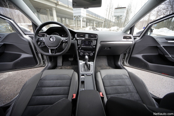 Volkswagen Golf: Isoin harppauksin kohti Premium-tunnelmaa