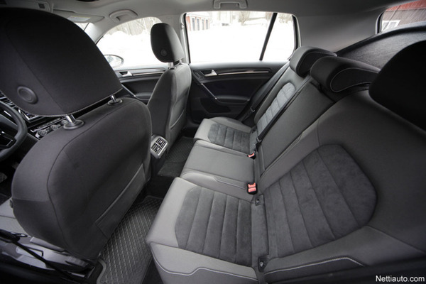 Volkswagen Golf: Isoin harppauksin kohti Premium-tunnelmaa