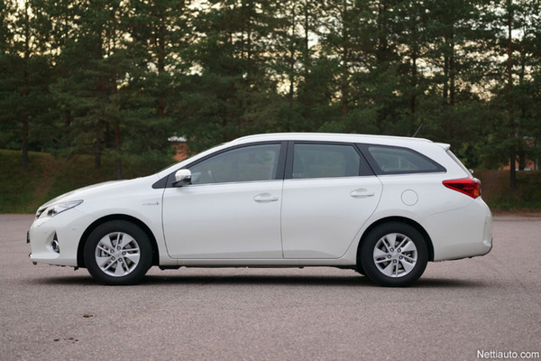 Toyota Auris Touring Sports: Hybridin kauniimmat kasvot