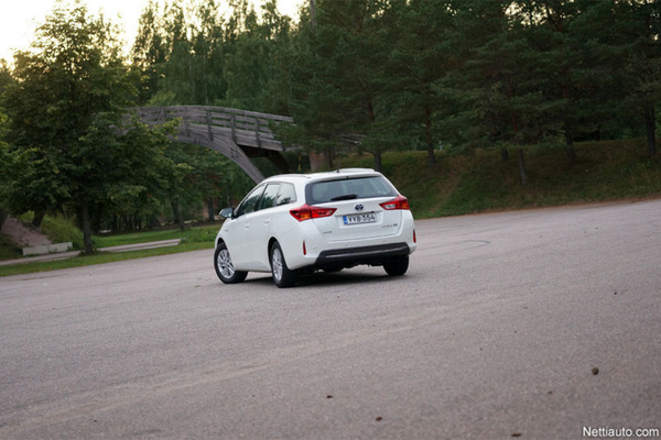 Toyota Auris Touring Sports: Hybridin kauniimmat kasvot