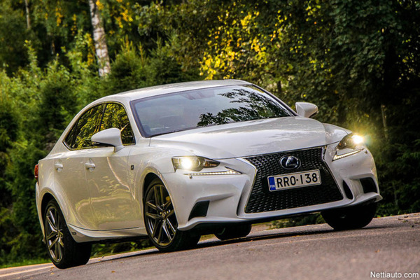 Lexus IS300h: Premium-luokan ekoilua