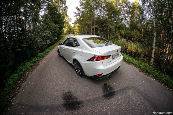 Lexus IS300h: Premium-luokan ekoilua