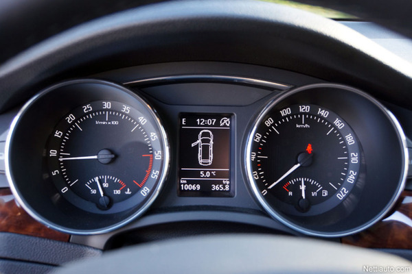 Skoda Superb: Isolla kädellä tilaa