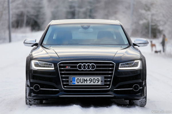 Audi S8: Edustusautoanarkiaa