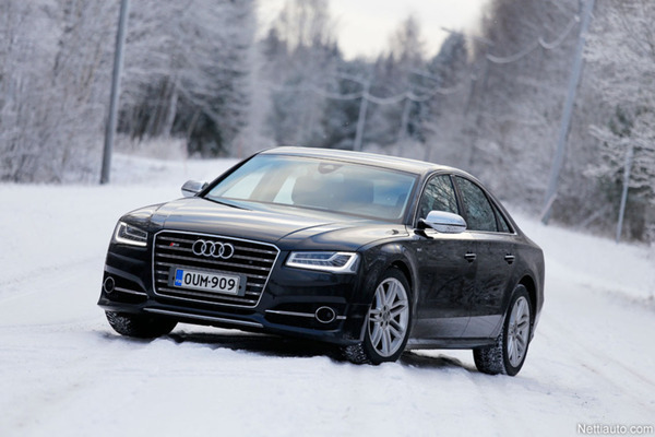 Audi S8: Edustusautoanarkiaa