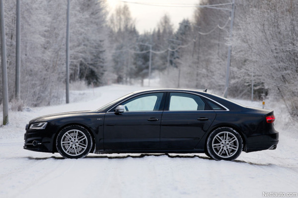 Audi S8: Edustusautoanarkiaa