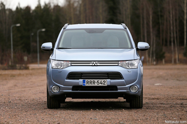Mitsubishi Outlander PHEV - Kilometrejä pistorasiasta