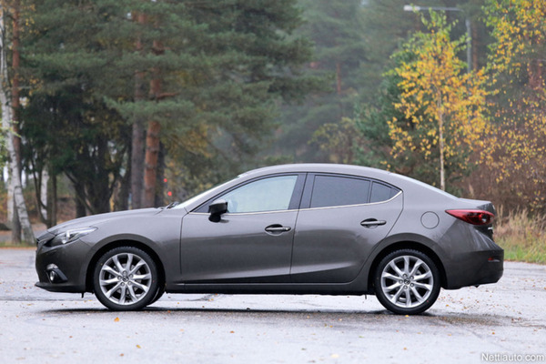 Mazda 3 – Rytinällä Premium-piireihin