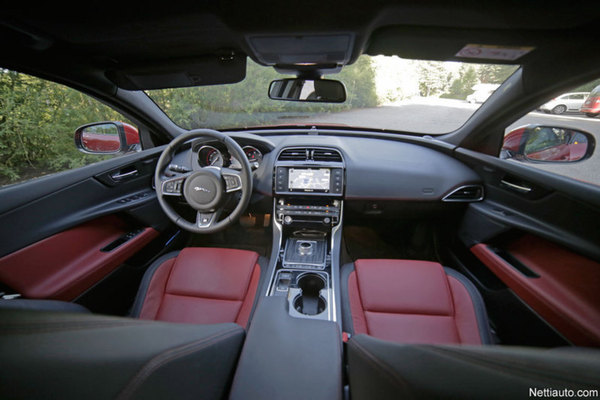 Jaguar XE – Koko kansan kissapeto