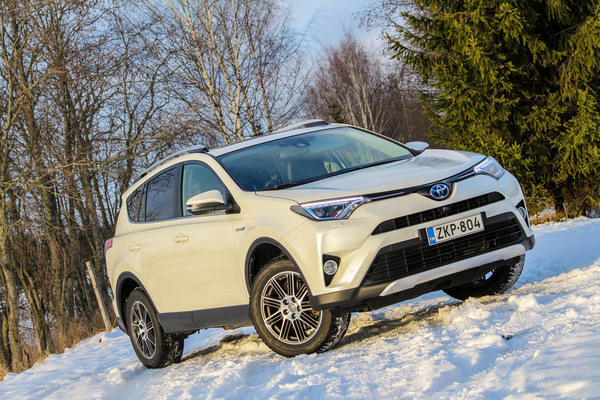Toyota RAV4 Hybrid 4WD – Kaksineuvoinen RAVuri