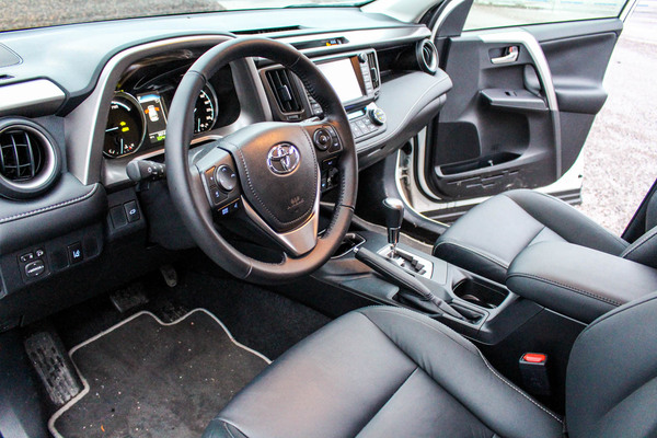 Toyota RAV4 Hybrid 4WD – Kaksineuvoinen RAVuri