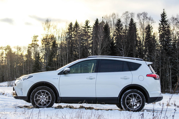 Toyota RAV4 Hybrid 4WD – Kaksineuvoinen RAVuri