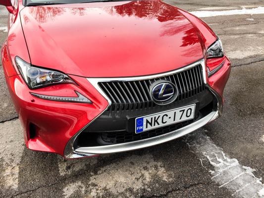 Lexus RC 300h – Kaunotar ja hybridi