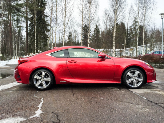 Lexus RC 300h – Kaunotar ja hybridi