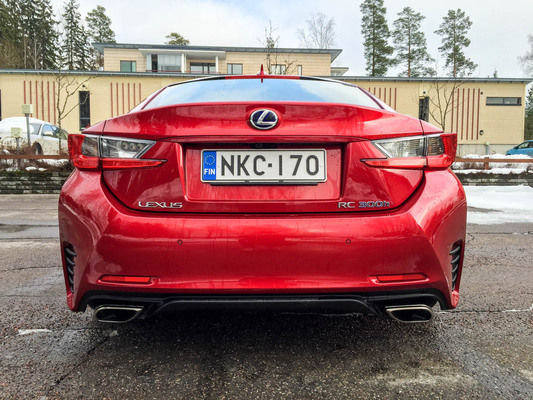 Lexus RC 300h – Kaunotar ja hybridi