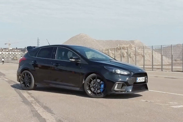 Ford Focus RS – Renkaat savuten ekstaasiin Ford Focus RS – Renkaat savuten ekstaasiin