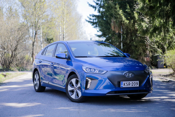 Hyundai Ioniq – Elämää piuhan jatkeena