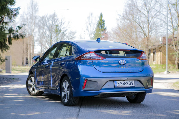 Hyundai Ioniq – Elämää piuhan jatkeena