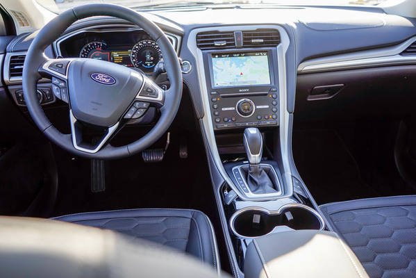 Ford Mondeo Vignale – Parkkipaikan laatutaso ylös