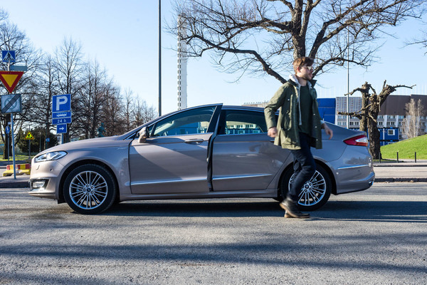 Ford Mondeo Vignale – Parkkipaikan laatutaso ylös