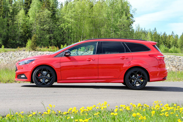 Ford Focus ST – Ratakireä perhesportti