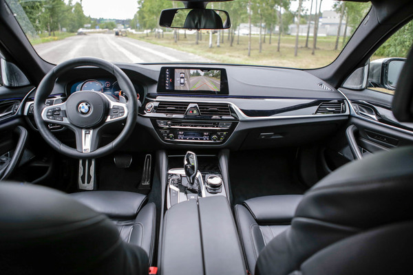 BMW M550i  – Aatelisherra ja katutappelija
