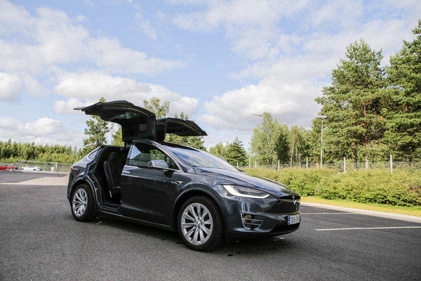 Tesla Model X – Suurperheen sähkötykki