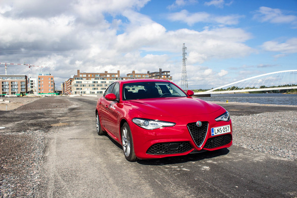 Alfa Romeo Giulia Veloce – Henkeä salpaavaa autoromantiikkaa