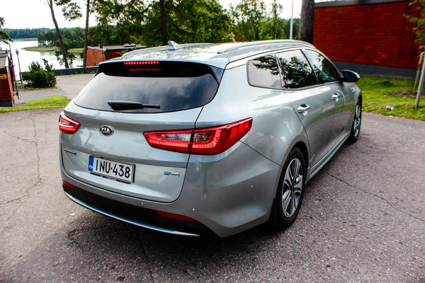 Kia Optima PHEV - Hiljainen korealainen näyttää mallia