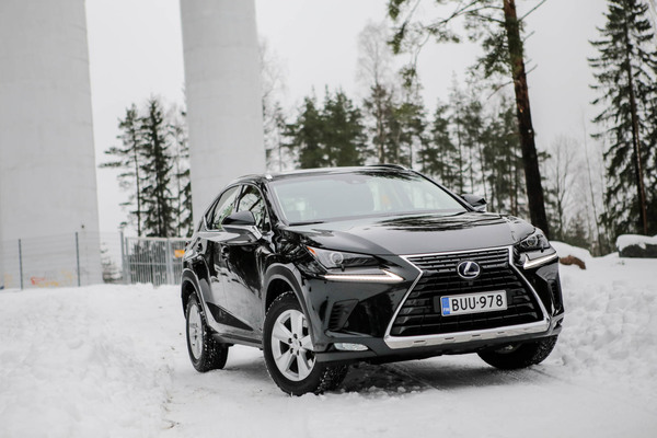 Lexus NX300h – Katumaasturin viherpesu