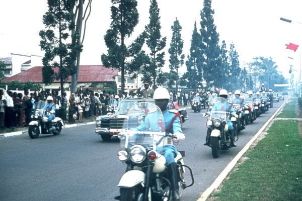 Auto hänelle jolla on jo omat ilmavoimat - Mercedes 600 Pullman