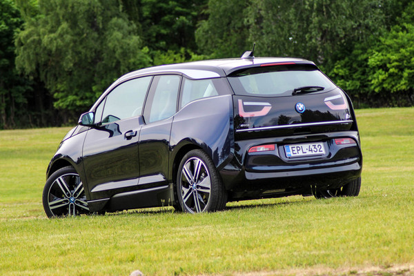 BMW i3 – Sähäkästi ajan hermolla