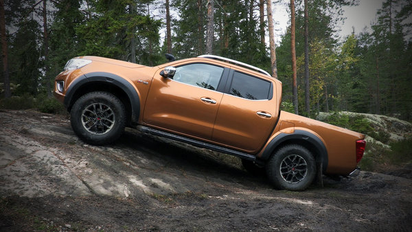 Nissan Navara Off-roader AT32 on kova rauta