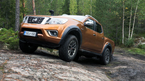 Nissan Navara Off-roader AT32 on kova rauta