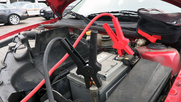 Väärin annettu apuvirta voi rikkoa autosi!