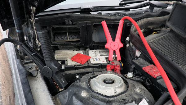 Väärin annettu apuvirta voi rikkoa autosi!