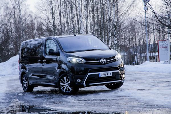 Toyota Proace Verso – Kun perhe versoaa yli äyräiden