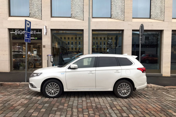 Mitsubishi Outlander PHEV - sähköllä mennään (hetken verran)